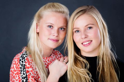 Søstre, blidt familieportræt i Virum