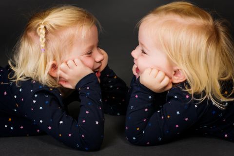 To søstre i et øjenblik af leg og smil – Virum familiefoto