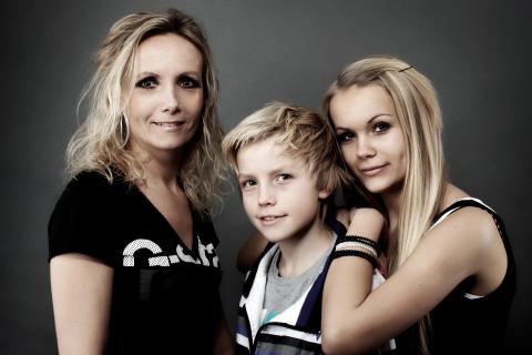 Mor og to teenagere: et autentisk familieportræt i Virum