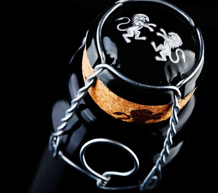 Detaljeret foto af en flaskehals med en mørk prop og metalbøjle, mod en sort baggrund, fra kategorien andet fotografering ...