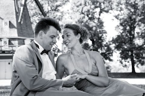 Bryllup ved Kastellet: Brudepar slapper af i græsset