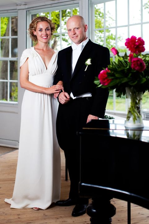 Bryllupspar omfavner øjeblikket