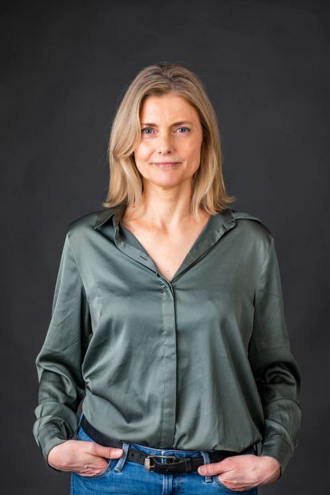 Blondine med autentisk smil – portrætfoto