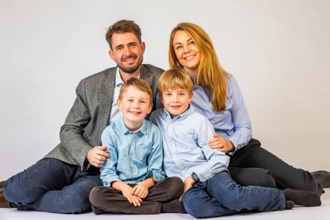 Hjertevarm familiefotografering – ægte glæde i Virum