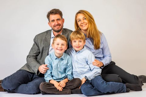 Hjertevarm familiefotografering – ægte glæde i Virum