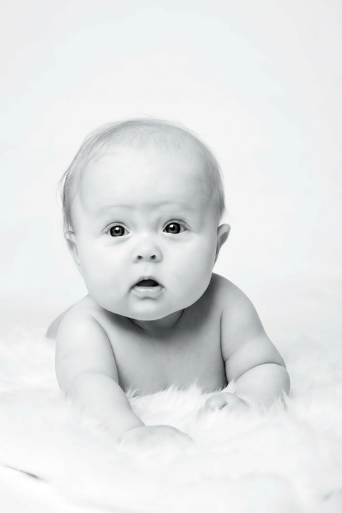 Store øjne: Autentisk babyfotografering i Virum