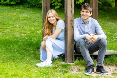 Glædelige søskendeøjeblikke i naturen, Virum fotografering