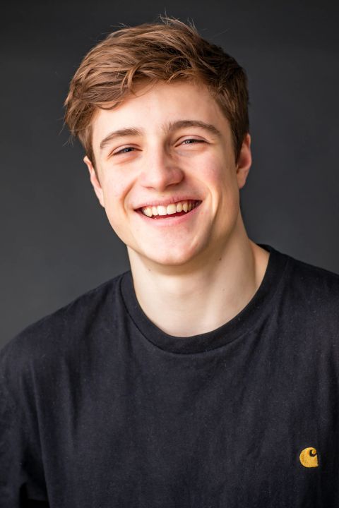 Nysgerrigt teenage-portræt med et autentisk smil