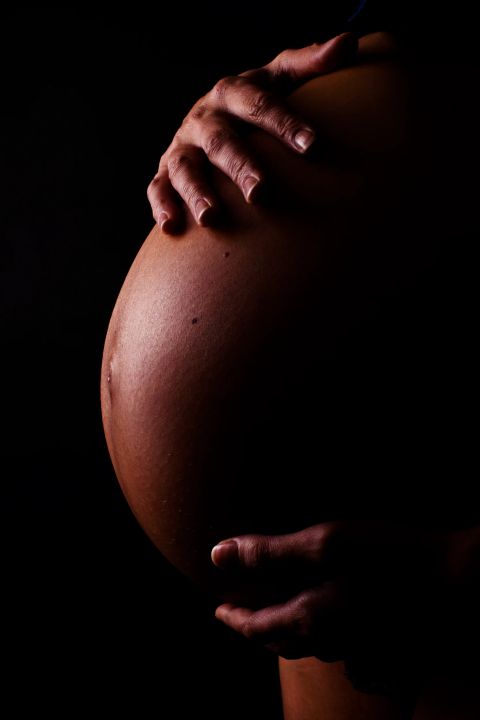 Blød gravid mave i modlys