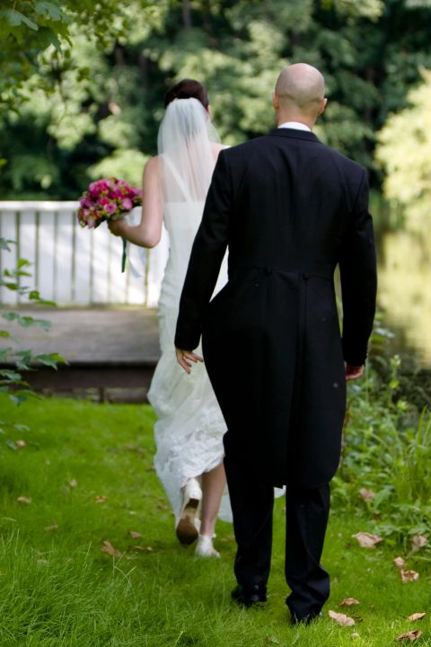 Brudeparret går mod fremtiden – en autentisk bryllupsfoto...