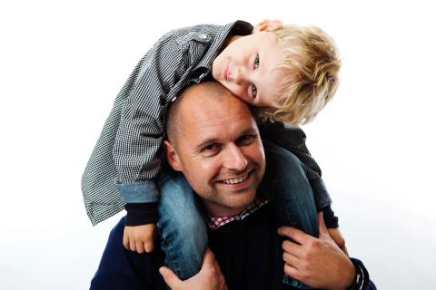 Legende far og søn i naturligt familiefoto