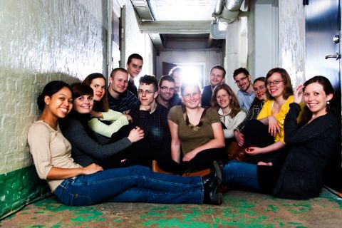 Familiebillede: Glade ansigter på gulvet