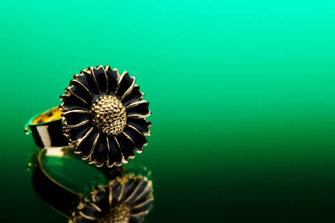 Elegant blomsterring med sort emalje og guld
