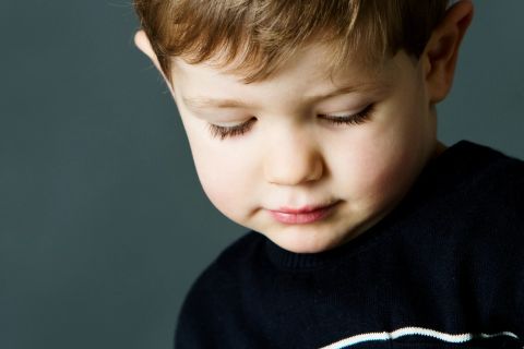 Eftertænksomt barn med lukkede øjne – et ægte fotomoment