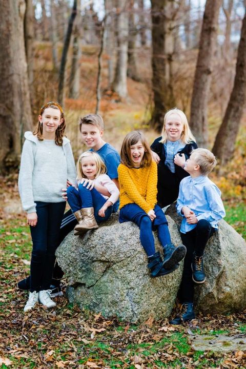 Skovbunden: Autentisk familie fotografering i Virum