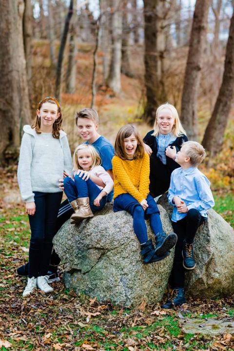 Skovbunden: Autentisk familie fotografering i Virum