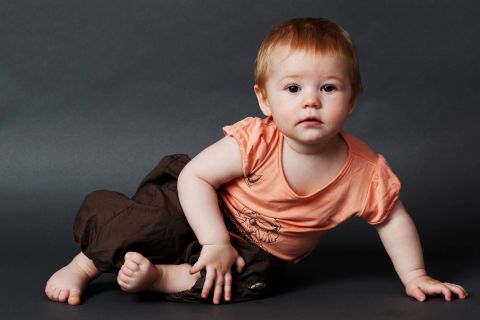 Ser op med store øjne – nuttet børnefotografering