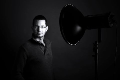 Eftertænksomt blik i sort-hvid portrætfot