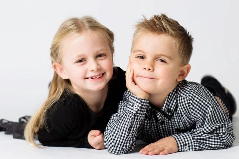 Legesyge børn i søskendefotografering