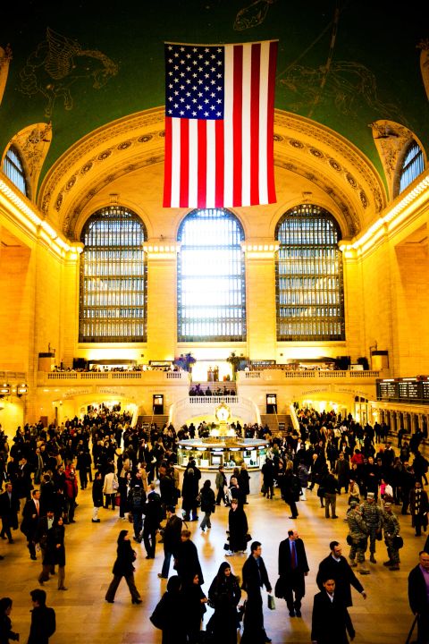 Grand Central med amerikansk flag og menneskemængde