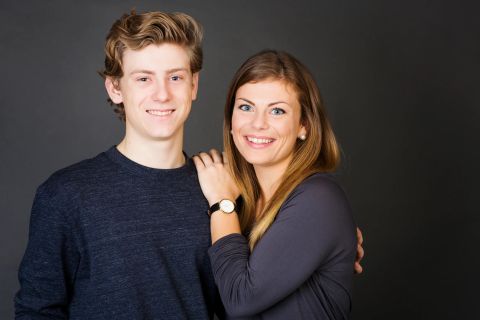 Søskende med blå øjne og glade smil – familiefotografering