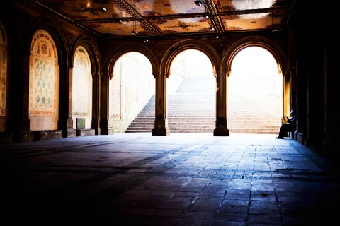 Hvælvinger med trappe og siddende person i naturligt lys