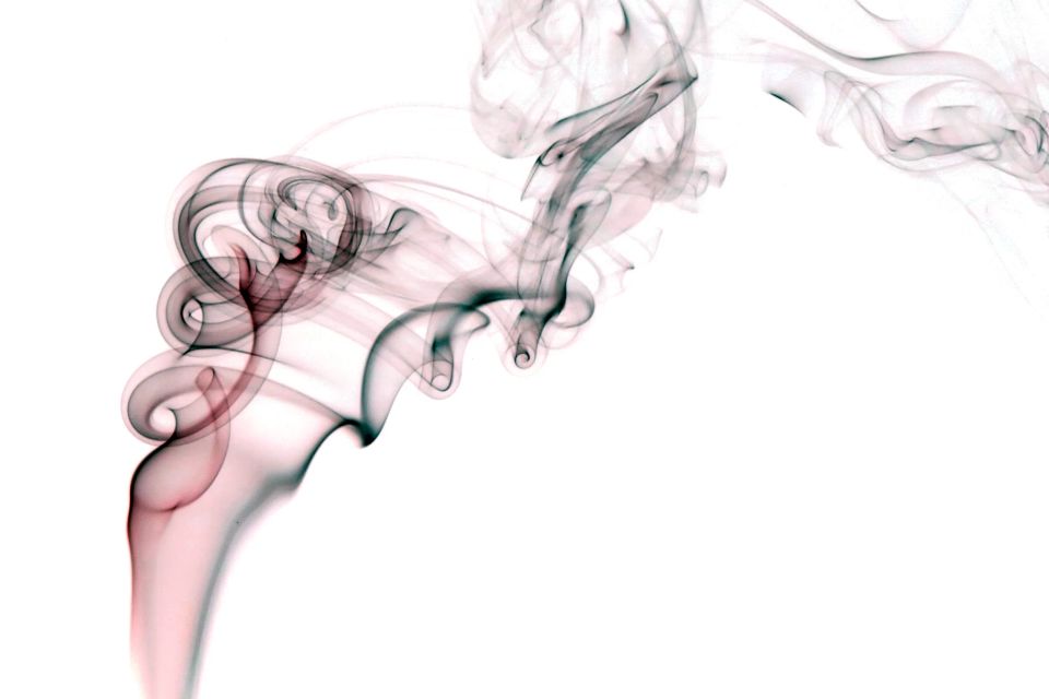 Abstrakt foto af røg i bløde, kunstneriske krøller med røde og grålige nuancer mod en hvid baggrund i kategorien "Andet".