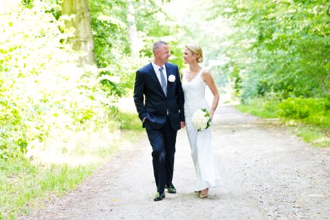 Bryllupspar i grønne omgivelser