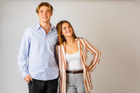 Søskendeportræt i naturligt lys