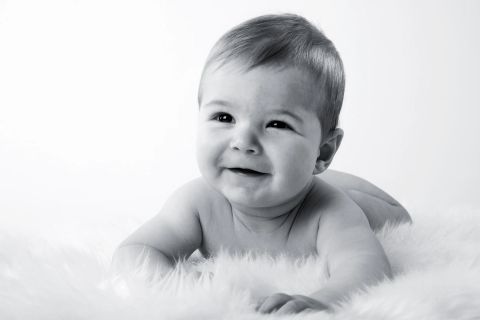 Hjerteligt smil – autentisk babyfotografering