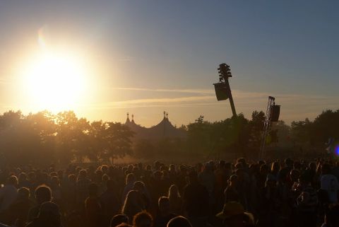 Roskilde Festivalens solnedgang over telt og publikum