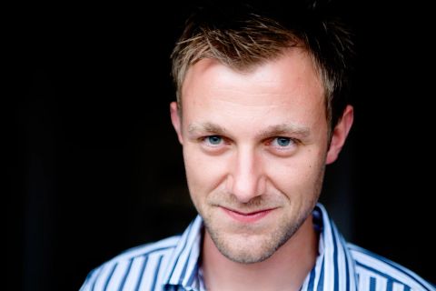 Blikket møder kameraet i et autentisk portræt