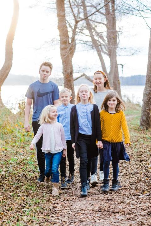 Familie på naturskøn gåtur