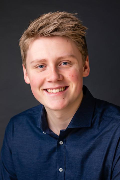 På kontoret: Ung mand med ægte smil - portrætfoto