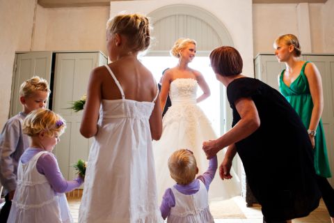 Bruden omgivet af gæster og blomsterbørn