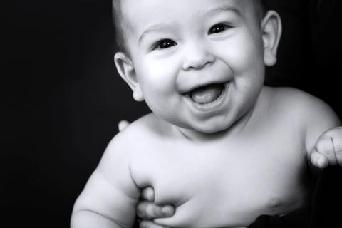 Babys smittende glæde i sort/hvid fotografering
