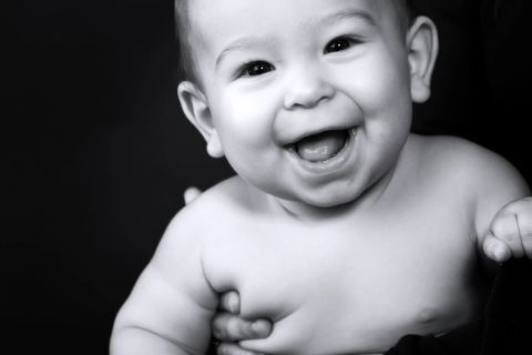 Babys smittende glæde i sort/hvid fotografering