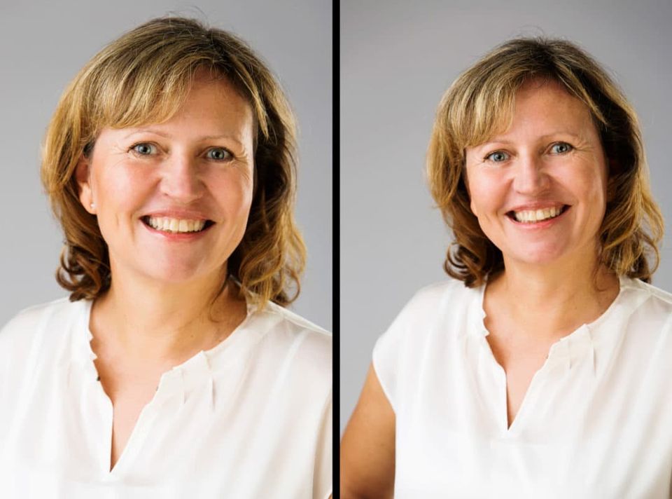 Portrætfoto af smilende kvinde med lysebrunt hår i hvid bluse mod grå baggrund. Varm og imødekommende stemning.