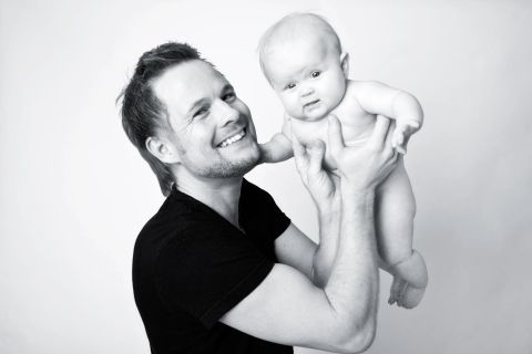 Far og baby: Ægte glæde i et naturligt portræt