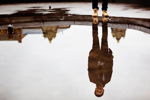 Vandpyt spejler mandens ansigt i portræt