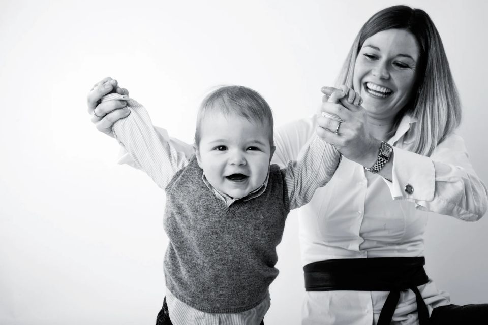 Glad baby dreng holder smilende mor i hænderne til babyfotografering i sort-hvid. FOTO i naturligt lys