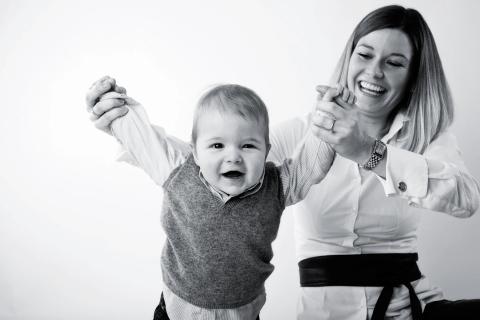 Glad baby med mor i sort/hvid