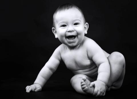 Legende baby med et stort, autentisk smil