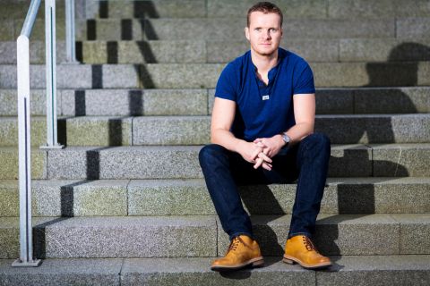 Ung mand med fokuseret blik på trappen i Virum