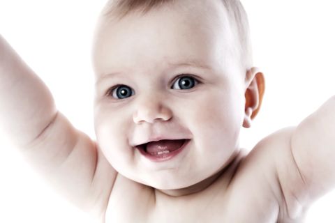 Glad baby med strålende øjne – fanget i et autentisk øjeblik