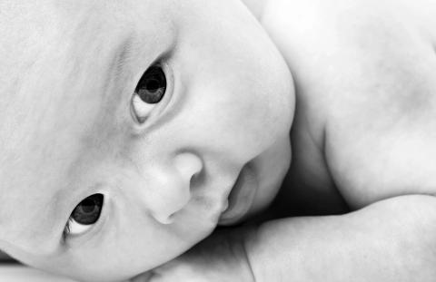 Store babyøjne fanger dit blik i sort/hvid