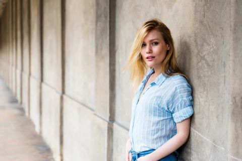 Byens mure – autentisk portræt af blond kvinde