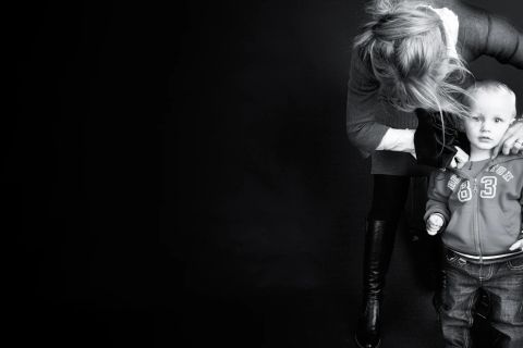 Rørende øjeblik mellem mor og barn i Virum