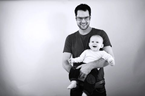 Genuin glæde: Far og baby i et personligt øjeblik