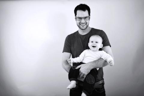 Genuin glæde: Far og baby i et personligt øjeblik